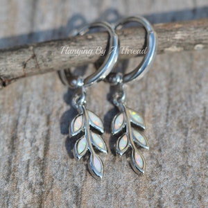 Pequeños pendientes de hoja de ópalo de plata, incrustaciones de ópalo de rama blanca, aro Huggie, plata, otoño, naturaleza, pequeños pendientes colgantes, ópalo creado, regalo