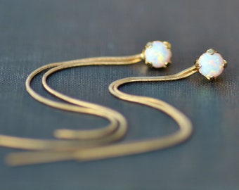 Små örhängen med vit opal och ädelsten i guld, örhängen med vit opalstift, lång guldfärgad ormkedja, örhängen fram och bak, lång kedja, minimalistiska