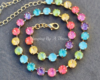 Puede incluir: Un collar de cristal arcoíris con una cadena de oro. El collar presenta una variedad de colores, incluyendo rojo, naranja, amarillo, verde, azul, índigo y violeta. El collar está hecho con pequeños cristales redondos que están enhebrados en una cadena de oro. El collar mide aproximadamente 40 cm de largo y tiene un cierre de mosquetón.