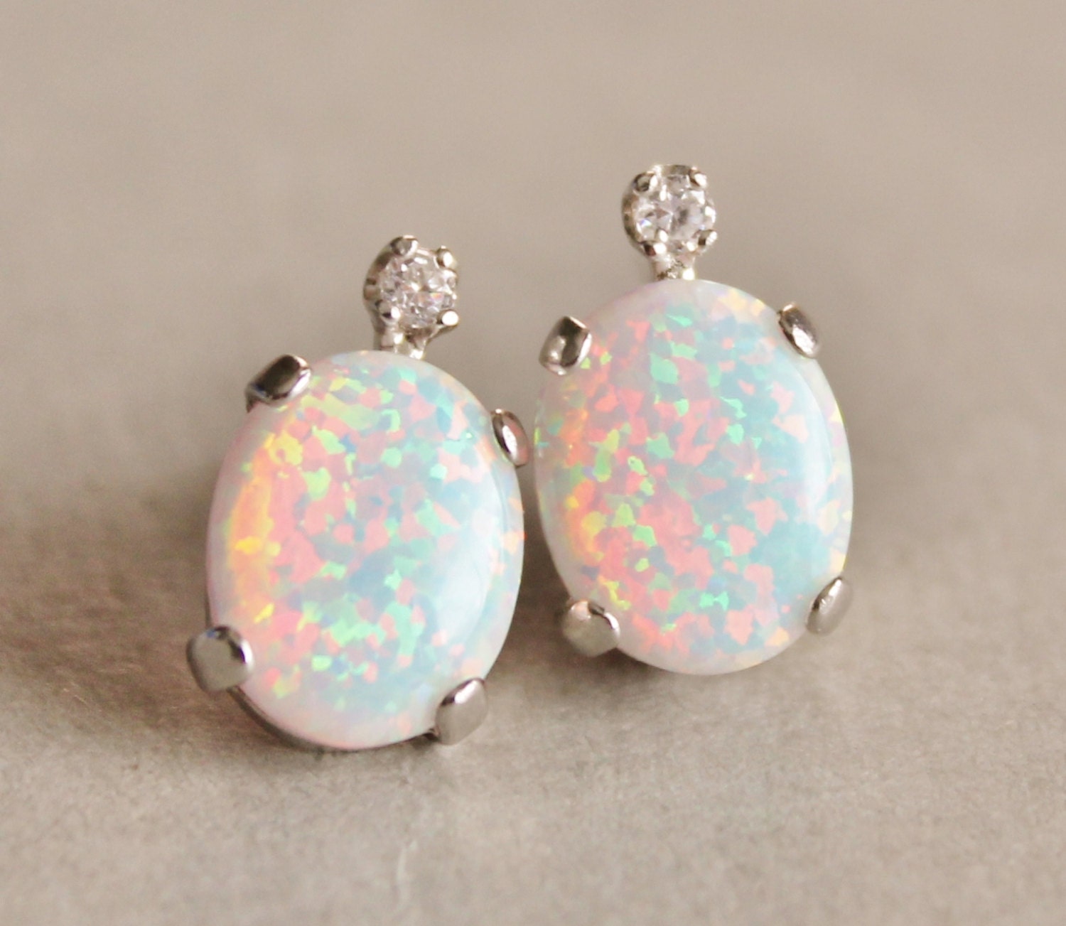 NUOVI piccoli cerchietti in zirconia cubica verde smeraldo, piccoli cerchietti Huggie delicati, orecchini in oro con pavé, gioiello rettangolare baguette CZ, minimalisti, cartilagine - Italia