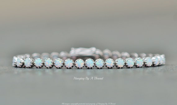 L'Atelier » nº 164484 - Bague Or blanc 9 carats - Émeraude Rectangle 0.5 carat - Pierres de côté Émeraude