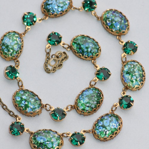 Collier bijou vintage rare en opale de feu verte, opale arlequin vert émeraude, grosse couronne, collier décoratif, style plastron, opale antique, laiton