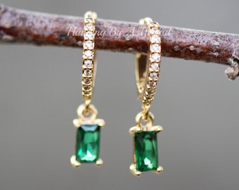 Eleganti Orecchini a Cerchio in Argento con Cristalli Brillanti