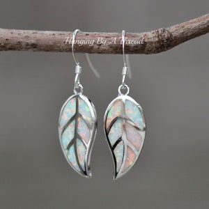 Pendientes de hoja de ópalo plateado, pendientes con incrustaciones de ópalo blanco, gancho francés de plata esterlina, otoño, naturaleza, pendientes colgantes pequeños, ópalo blanco creado