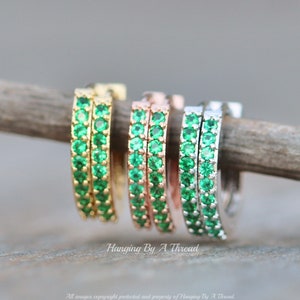 NEUE kleine Smaragdgrün Hoop Ohrringe, Wählen Finish, Rose Gold, Gold, Silber Huggie Hoops, kleine zierliche Hoop, Edelstein, Mai Birthstone, Knorpel