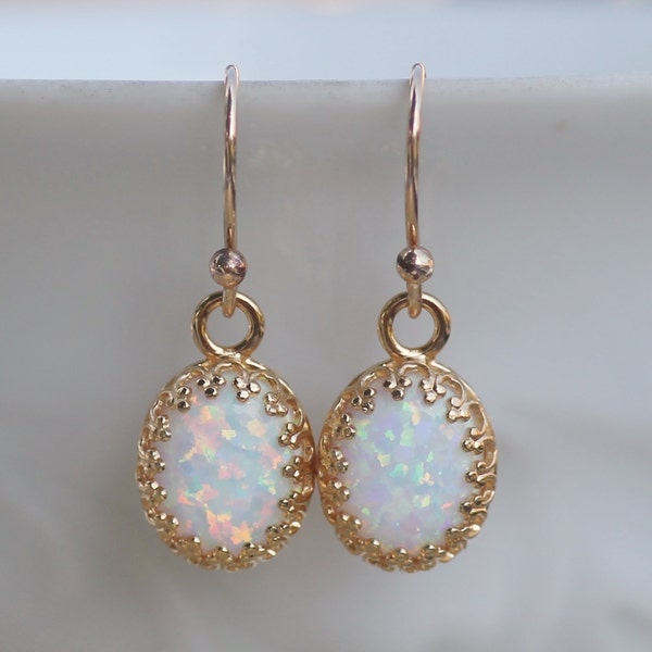 Boucles d'oreilles en opale blanche remplie d'or 14 carats, boucles d'oreilles en opale créées en laboratoire, petite boucle d'oreille pendante, sertissage couronne en or, pierre de naissance d'octobre, lunette