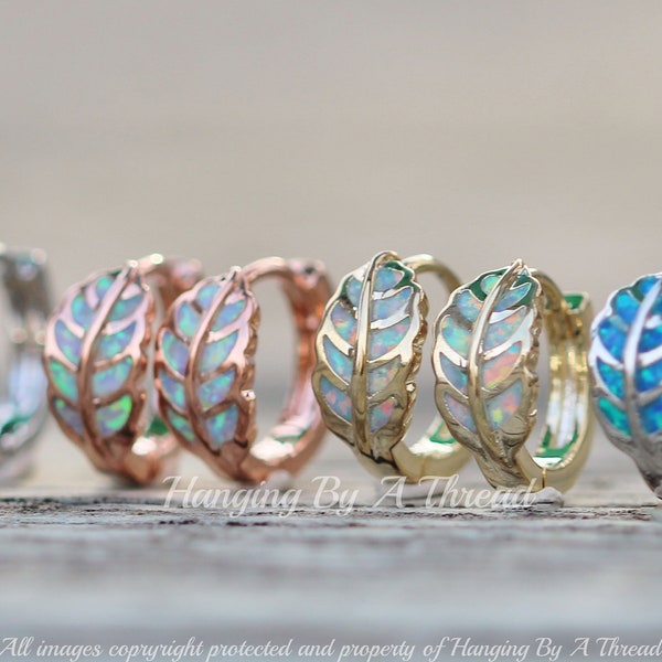 Pendientes de aro con forma de hoja de ópalo diminutos, de plata, oro y oro rosa, con ópalo blanco, azul y rosa creado en laboratorio, con bisagras y incrustaciones en tonos pastel.