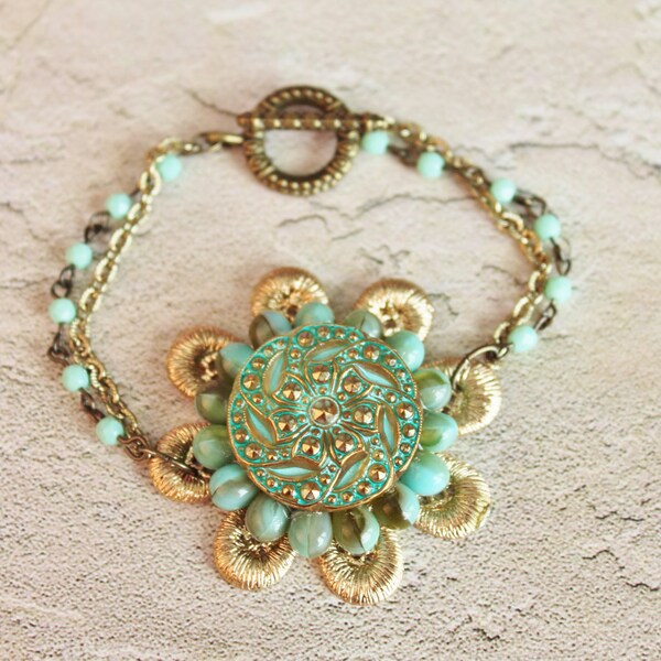 Verkauf-Vintage-Taste-Anweisung-Armband - Seafoam und Gold Glas Button.Gold Blume Filigree.Vintage umgewidmet Bracelet.OOAK.Button Schmuck