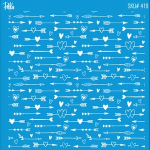 Könnte beinhalten: Eine blaue Schablone mit einem sich wiederholenden Muster aus weißen Pfeilen, Herzen und dekorativen Elementen. Die Pfeile haben verschiedene Spitzenmuster, und die Herzen sind in verschiedenen Stilen gehalten. Die Schablone trägt den Text "Paku" und "SKU# 419".