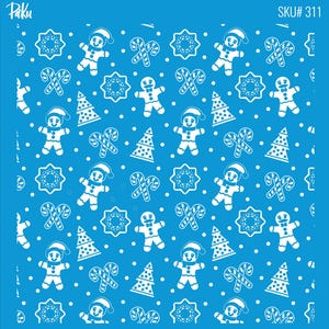 Pode incluir: Um estêncil azul com um padrão branco repetido de bonecos de gengibre, árvores de Natal, bengalas doces e formas de flocos de neve. A palavra "Paku" está no canto superior esquerdo e "SKU# 311" no canto superior direito.