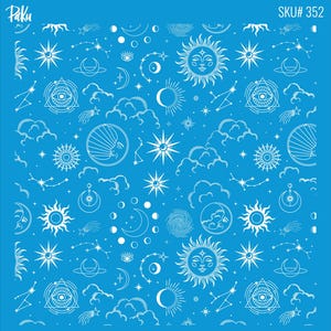 Könnte beinhalten: Ein blauer Hintergrund mit einem sich wiederholenden weißen Himmelsmuster. Das Design umfasst Sonnen, Monde, Sterne, Wolken, Sternbilder und ein Augensymbol. Der Text "SKU # 352" befindet sich in der oberen rechten Ecke.