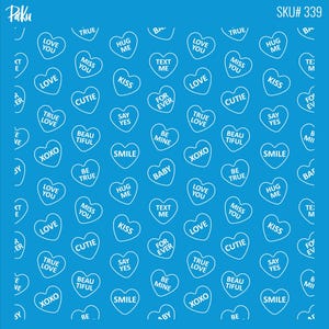 Può includere: Uno stencil blu con un motivo ripetuto di cuori di caramelle bianche. Ogni cuore contiene una frase romantica diversa, come "Love You", "Kiss" e "Be Mine". Ideale per lavori manuali e progetti fai-da-te.