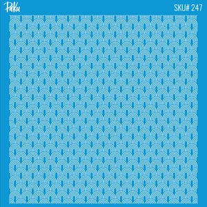 Pode incluir: Um estêncil azul com um padrão repetitivo de arcos semicirculares brancos. O estêncil tem uma borda azul e o texto "Paku" no canto superior esquerdo e "SKU# 247" no canto superior direito.