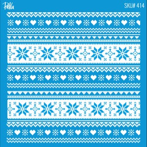 Può includere: Uno stencil blu e bianco con un motivo ripetuto di cuori, fiocchi di neve e forme geometriche. Lo stencil ha un design pixelato, con la parola "Paku" nell'angolo in alto a sinistra e "SKU# 414" nell'angolo in alto a destra.