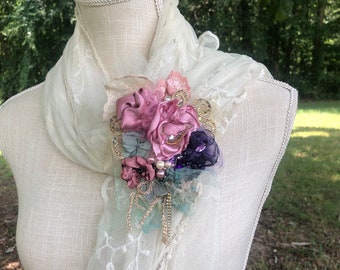 embroidered vintage lace sassy textile brooch chabby chic