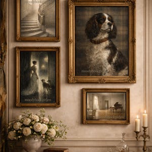 Könnte beinhalten: Eine Sammlung gerahmter Kunstwerke in verzierten Goldrahmen. Die Kunstwerke zeigen ein Hundeporträt, eine Treppe, eine Frau mit Hunden und einen Raum mit einem Klavier. Ein Tisch mit Blumenarrangement und Kerzen befindet sich im Vordergrund.