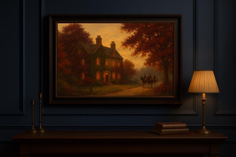 Puede incluir: Una pintura de paisaje enmarcada representa una casa con ventanas iluminadas, rodeada de &aacute;rboles con follaje rojo. La pintura cuelga sobre una mesa de madera con una l&aacute;mpara y libros. La pared es azul oscuro.