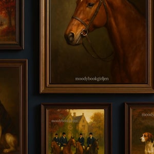 Puede incluir: Colecci&oacute;n de pinturas al &oacute;leo enmarcadas con tem&aacute;tica ecuestre. La pieza central presenta la cabeza de un caballo marr&oacute;n con brida. Otras pinturas representan escenas de caza con caballos, jinetes y perros. Los marcos son marr&oacute;n oscuro.