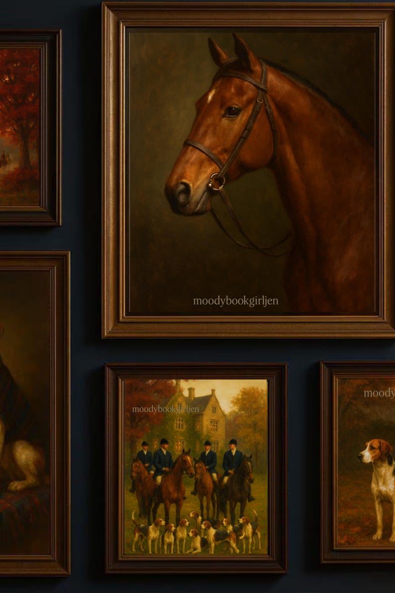 Puede incluir: Colecci&oacute;n de pinturas al &oacute;leo enmarcadas con tem&aacute;tica ecuestre. La pieza central presenta la cabeza de un caballo marr&oacute;n con brida. Otras pinturas representan escenas de caza con caballos, jinetes y perros. Los marcos son marr&oacute;n oscuro.