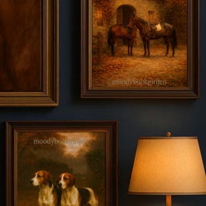 Puede incluir: Tres pinturas al &oacute;leo enmarcadas con temas ecuestres y caninos cuelgan de una pared azul oscuro. Las pinturas representan caballos en un establo y dos perros en un campo. Una l&aacute;mpara con una pantalla beige est&aacute; en primer plano.