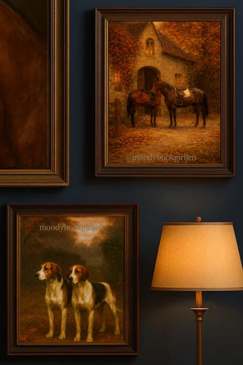 Puede incluir: Tres pinturas al &oacute;leo enmarcadas con temas ecuestres y caninos cuelgan de una pared azul oscuro. Las pinturas representan caballos en un establo y dos perros en un campo. Una l&aacute;mpara con una pantalla beige est&aacute; en primer plano.