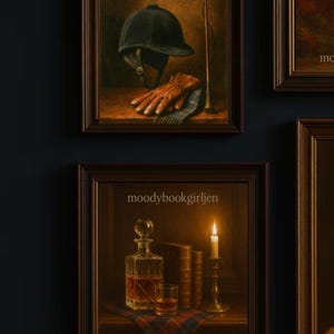 Puede incluir: Dos pinturas enmarcadas. La superior presenta un casco de montar negro, guantes de cuero marr&oacute;n y una fusta. La pintura inferior muestra una jarra, dos vasos, libros y una vela encendida. El texto "moodybookgirljen" est&aacute; en la esquina superior derecha de cada marco.
