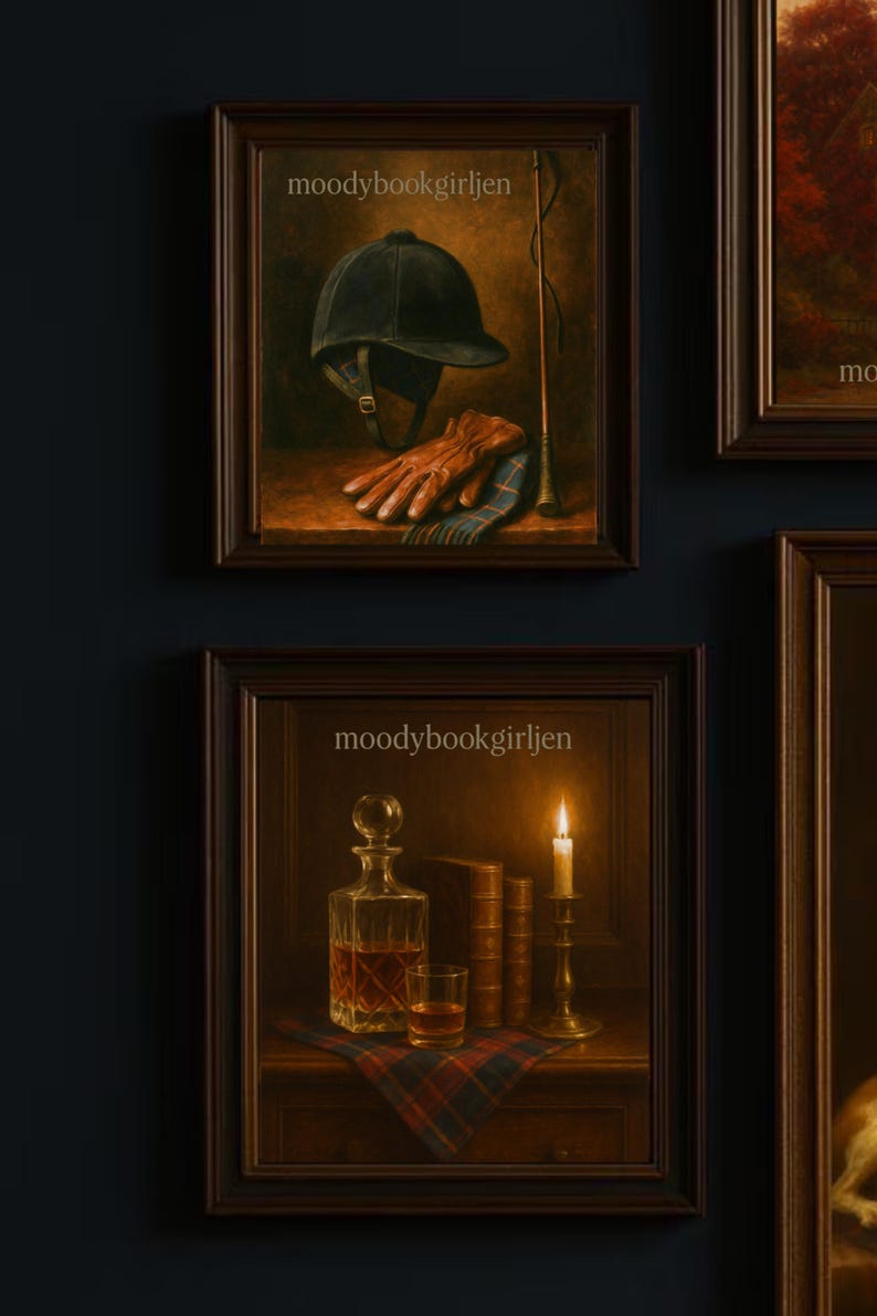 Puede incluir: Dos pinturas enmarcadas. La superior presenta un casco de montar negro, guantes de cuero marr&oacute;n y una fusta. La pintura inferior muestra una jarra, dos vasos, libros y una vela encendida. El texto "moodybookgirljen" est&aacute; en la esquina superior derecha de cada marco.