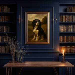 Può includere: Dipinto ad olio incorniciato di un cane Cavalier King Charles Spaniel in stile classico. Il cane è nero, bianco e marrone, ambientato su uno sfondo paesaggistico. Il dipinto è in una cornice dorata, montato su una parete blu scuro con librerie.