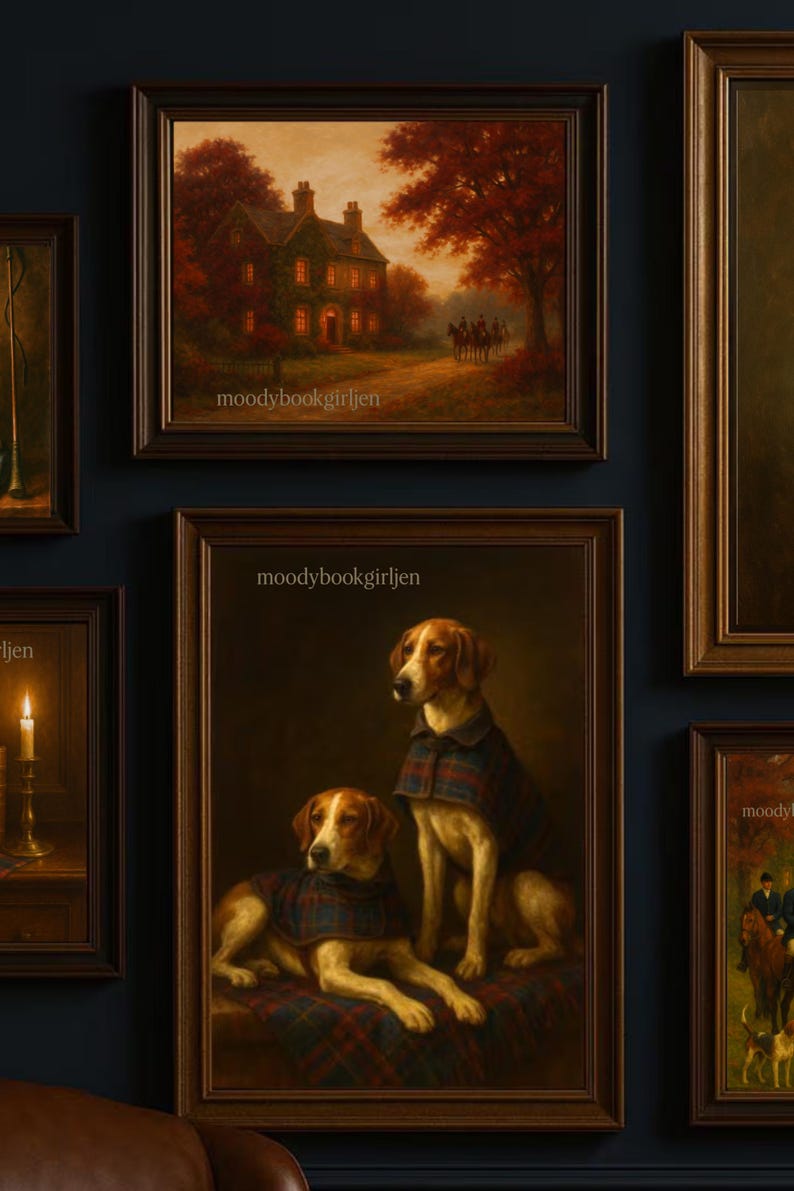 Puede incluir: Una colecci&oacute;n de grabados art&iacute;sticos enmarcados con escenas de caza cl&aacute;sicas y retratos de perros. La pieza central muestra dos perros con abrigos a cuadros. La obra de arte tiene una est&eacute;tica vintage c&aacute;lida, con tonos terrosos y el texto "moodybookgirljen".