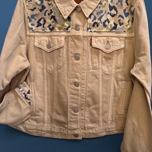 ¡Camuflaje! ¡Talla XL! Nueva chaqueta vaquera Levi's, única y adornada. Tela con estampado de camuflaje.