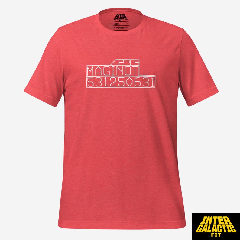 Peut inclure: Un t-shirt rouge avec du texte blanc indiquant "MAGINOT 531250631". Le t-shirt a des manches courtes et un col rond. Le logo Inter Galactic Fit est dans le coin inf&eacute;rieur droit.