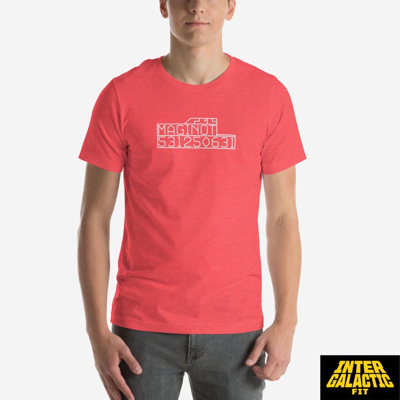Peut inclure: T-shirt rouge &agrave; manches courtes avec le texte blanc "MAGINOT 531250631". Le t-shirt est de couleur unie et a un col rond. Fait partie de la collection Inter Galactic Fit.