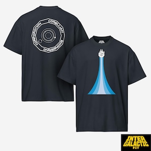 Könnte beinhalten: Ein dunkelblaues Kurzarm-T-Shirt mit einer weißen Grafik eines Raumschiffs mit blauem Lichtschweif auf der Vorderseite und einem weißen, kreisförmigen Corellian Engineering Corporation-Logo auf der Rückseite. Das Innenetikett zeigt den Text Inter Galactic Fit.
