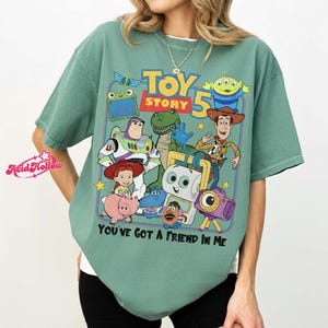 Camiseta retro de Toy Story 5 "Tienes un amigo en mí" en colores cómodos, camiseta de Toy Story de DisneyWorld, camiseta a juego para el viaje familiar de Toy Story 2026 imagen 5