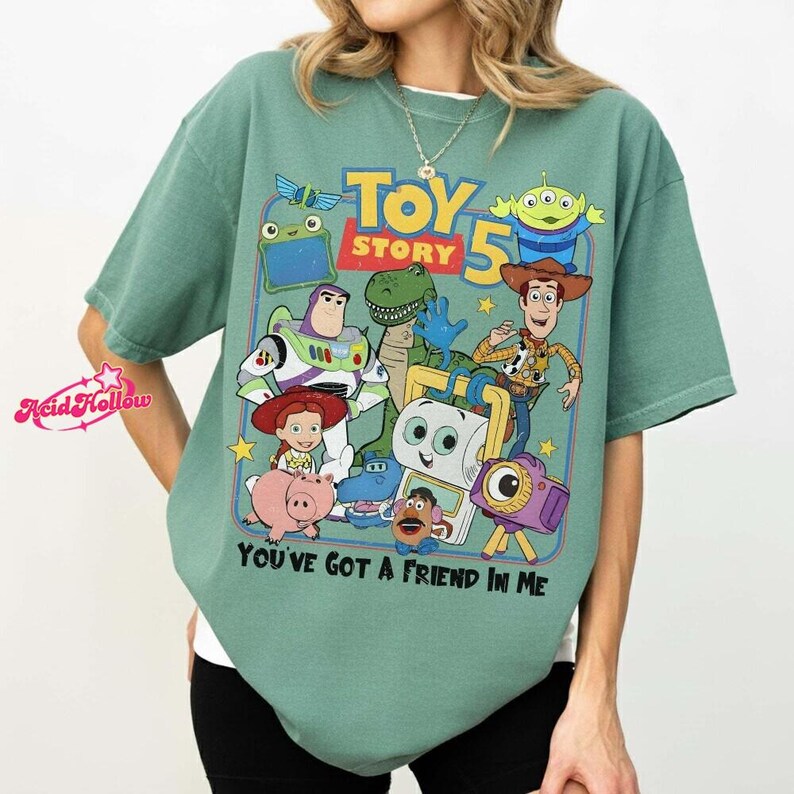 Camiseta retro de Toy Story 5 "Tienes un amigo en mí" en colores cómodos, camiseta de Toy Story de DisneyWorld, camiseta a juego para el viaje familiar de Toy Story 2026 imagen 5