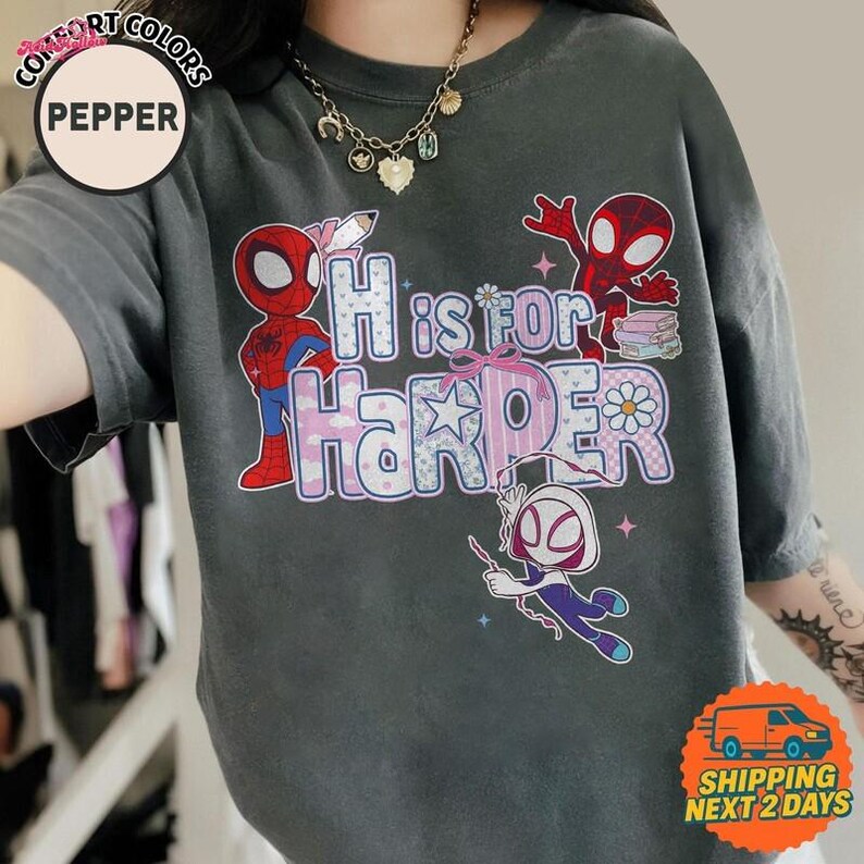 Camiseta cómoda con nombre personalizado de Spidey y sus increíbles amigos, regreso a clases, profesor, primer día de clases de Spidey en Disneyland imagen 2