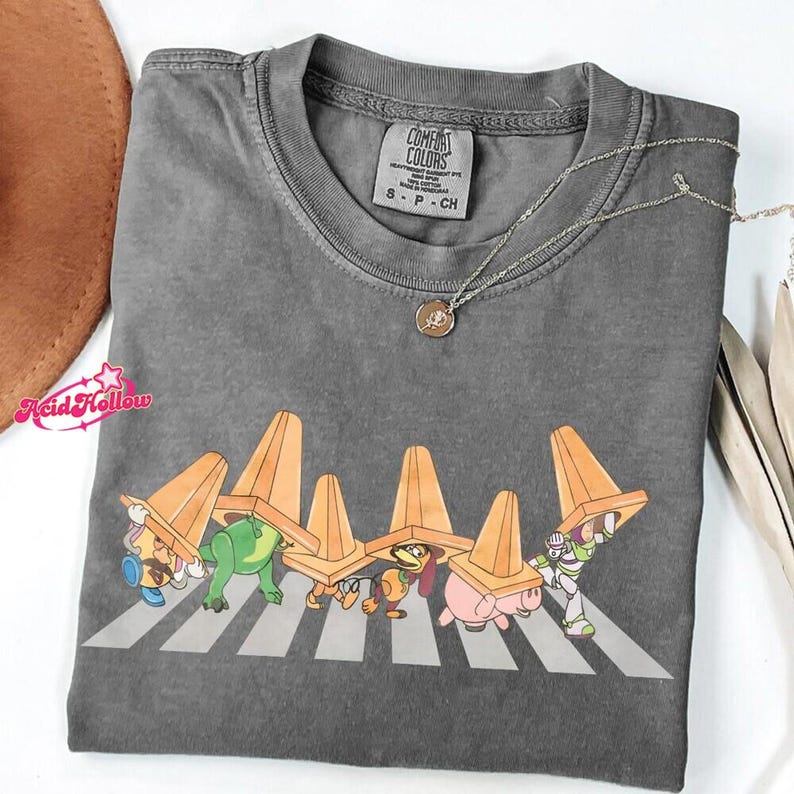 Comfort Colors Toy Story Slinky Crossing T-Shirt, Pixar Toy Story 5 Shirt, Toy Story Character Shirts, Disneyland Family Trip Tees Bild 5