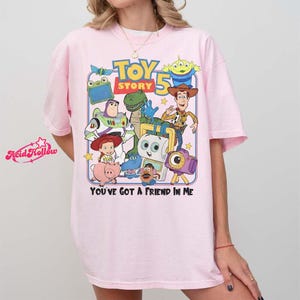 Camiseta retro de Toy Story 5 "Tienes un amigo en mí" en colores cómodos, camiseta de Toy Story de DisneyWorld, camiseta a juego para el viaje familiar de Toy Story 2026 imagen 3