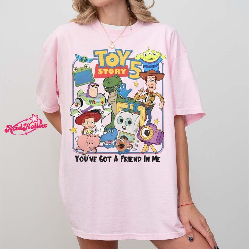 Camiseta retro de Toy Story 5 "Tienes un amigo en mí" en colores cómodos, camiseta de Toy Story de DisneyWorld, camiseta a juego para el viaje familiar de Toy Story 2026 imagen 3