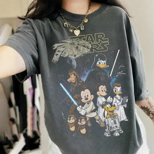 Camiseta retro de StarWars de Disneyland, camiseta Jedi de Mickey y sus amigos, conjunto familiar, camiseta con estampado de dibujos animados de ciencia ficción, regalo para fans de Disneyworld. imagen 2
