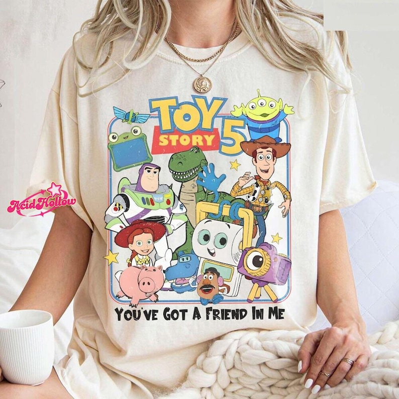 Camiseta retro de Toy Story 5 "Tienes un amigo en mí" en colores cómodos, camiseta de Toy Story de DisneyWorld, camiseta a juego para el viaje familiar de Toy Story 2026 imagen 1