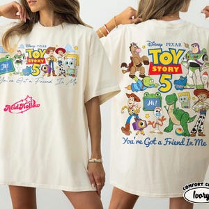 Retro Comfort Colors 2-Sided Disneyland Toy Story 5 Shirt, You've Got A Friend In Me Woody Lenny Mr Spell Tee, Family Vacation Trip 2026 Tee afbeelding 1