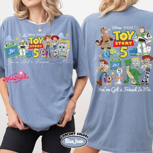Retro Comfort Colors 2-Sided Disneyland Toy Story 5 Shirt, You've Got A Friend In Me Woody Lenny Mr Spell Tee, Family Vacation Trip 2026 Tee afbeelding 5