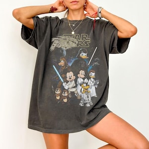 Camiseta retro de StarWars de Disneyland, camiseta Jedi de Mickey y sus amigos, conjunto familiar, camiseta con estampado de dibujos animados de ciencia ficción, regalo para fans de Disneyworld. imagen 1