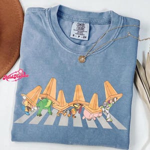 Comfort Colors Toy Story Slinky Crossing T-Shirt, Pixar Toy Story 5 Shirt, Toy Story Character Shirts, Disneyland Family Trip Tees Bild 4