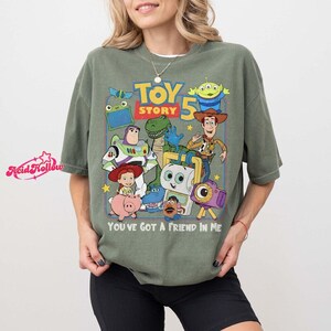 Camiseta retro de Toy Story 5 "Tienes un amigo en mí" en colores cómodos, camiseta de Toy Story de DisneyWorld, camiseta a juego para el viaje familiar de Toy Story 2026 imagen 4