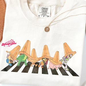 Comfort Colors Toy Story Slinky Crossing T-Shirt, Pixar Toy Story 5 Shirt, Toy Story Character Shirts, Disneyland Family Trip Tees Bild 1
