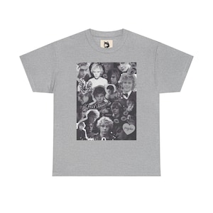 Peut inclure: T-shirt gris avec un imprimé collage en noir et blanc. L'imprimé présente plusieurs images d'une personne, ainsi que les mots "STAY CREEPY" et "psycho" sur un cœur.