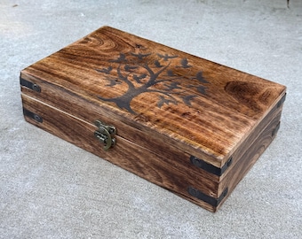 Gravierte Erinnerungsbox aus Holz mit Baum des Lebens: Personalisierte Erinnerungsbox