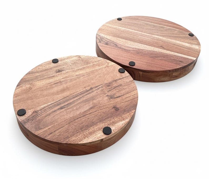 Puede incluir: Dos tablas redondas de madera para servir con un acabado de vetas naturales. Cada tabla tiene un borde grueso y redondeado y peque&ntilde;os pies de goma negros. Las tablas son de madera marr&oacute;n c&aacute;lido y est&aacute;n sobre un fondo blanco.